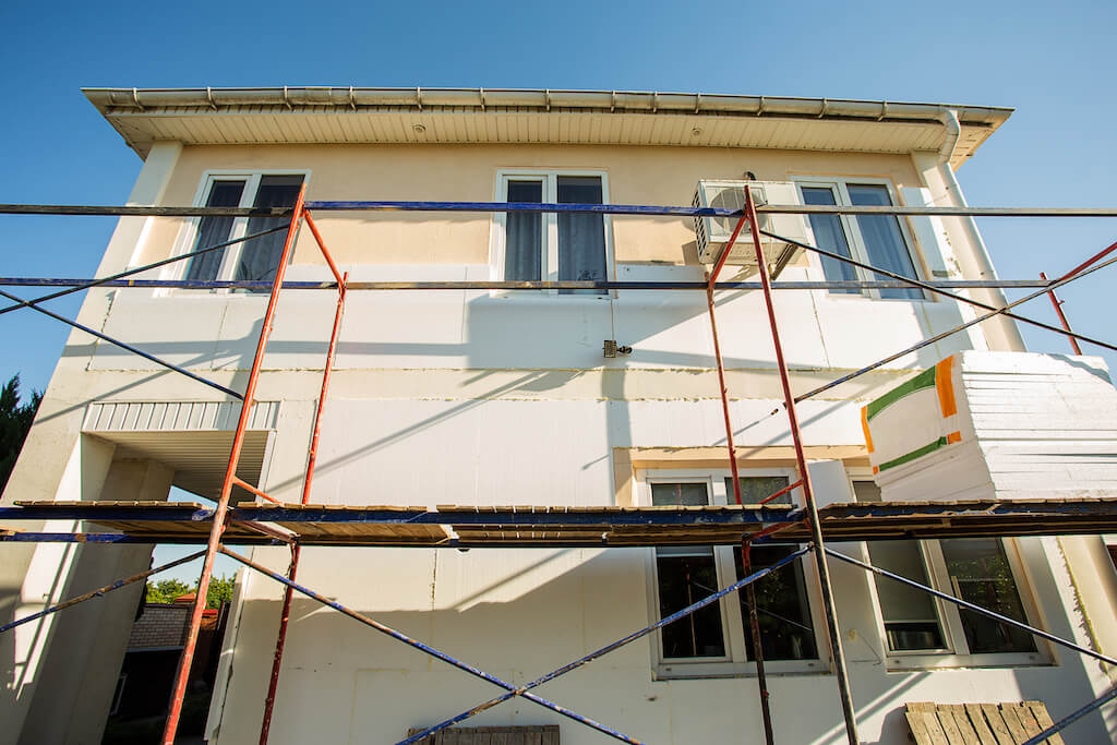 Sprzedaż wyremontowanego domu a ustawa deweloperska, obowiązki, formalności i ryzyka