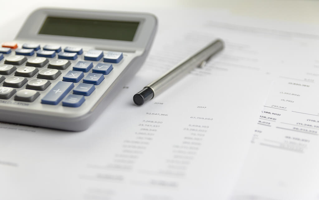 Sprzedaż nieruchomości między powiązanymi spółkami, odroczenie płatności i forma aneksu