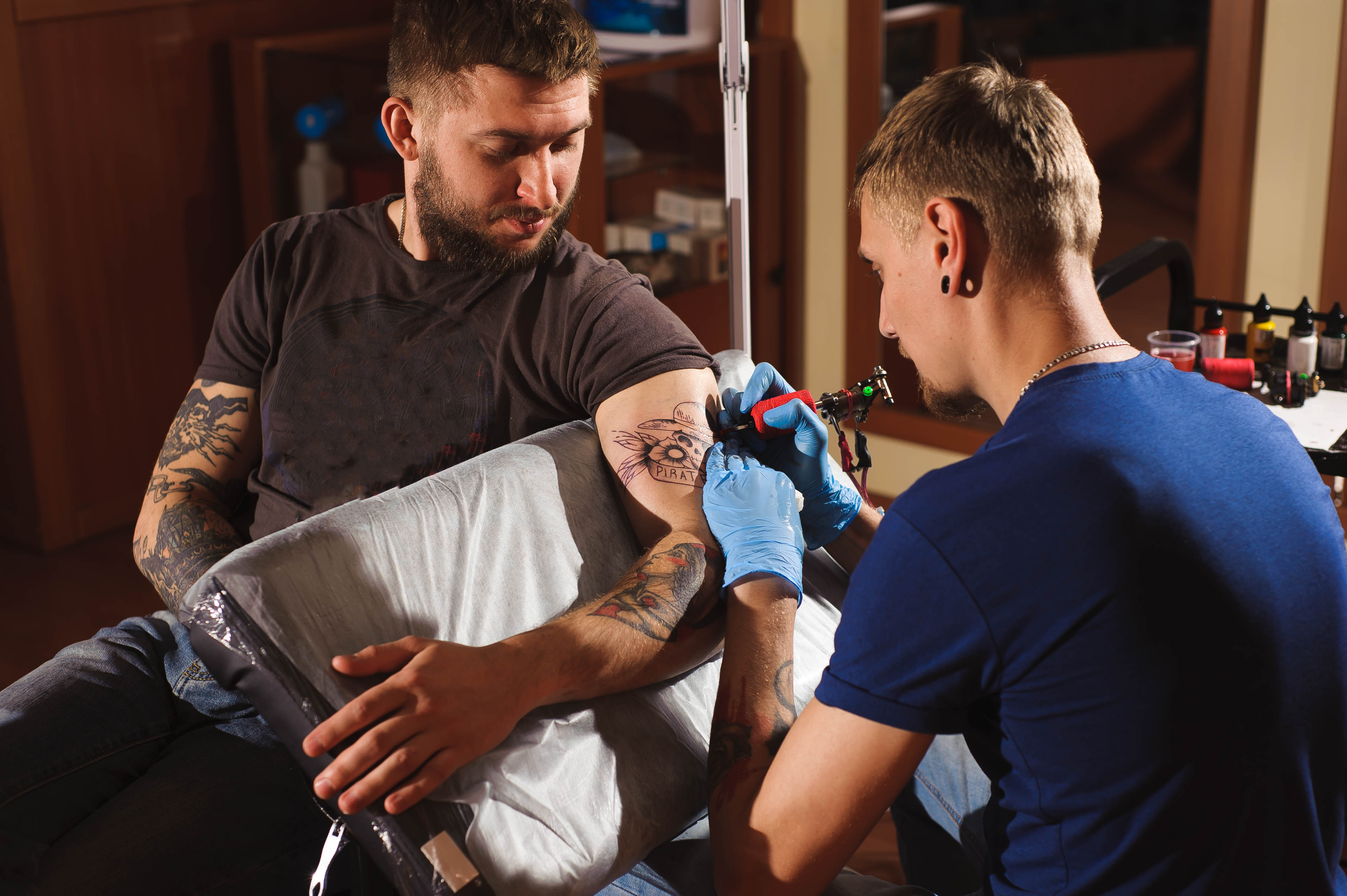 Wykonywanie tatuaży bez zakładania działalności gospodarczej