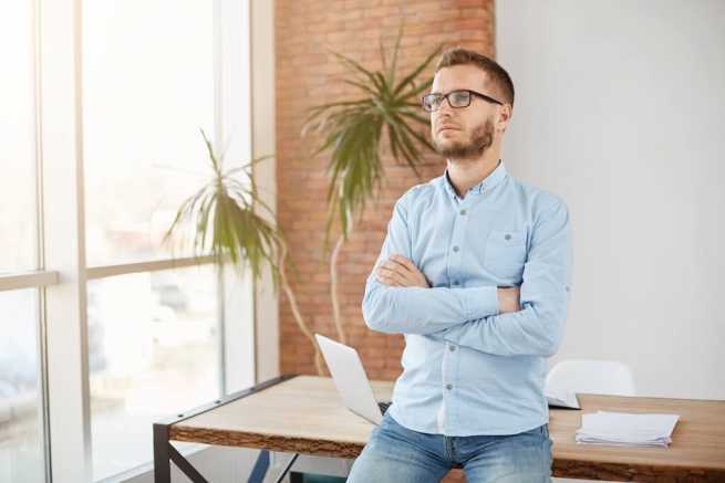 Przejście z etatu na B2B, konsekwencje podatkowe, ryzyka i zasady bezpiecznej współpracy