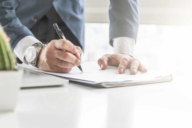 Czy można podjąć uchwałę o odwołaniu prezesa bez udzielenia absolutorium?