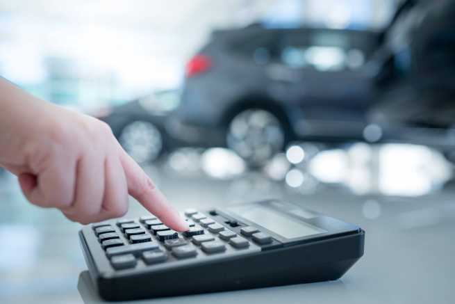 Samochód w leasingu nabyty na fundację - spłata rat z prywatnego konta