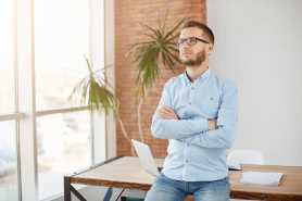 Przejście z etatu na B2B, konsekwencje podatkowe, ryzyka i zasady bezpiecznej współpracy